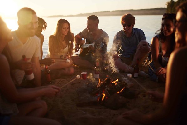 Comment participer à des activités de camping en groupe à Fréjus ?